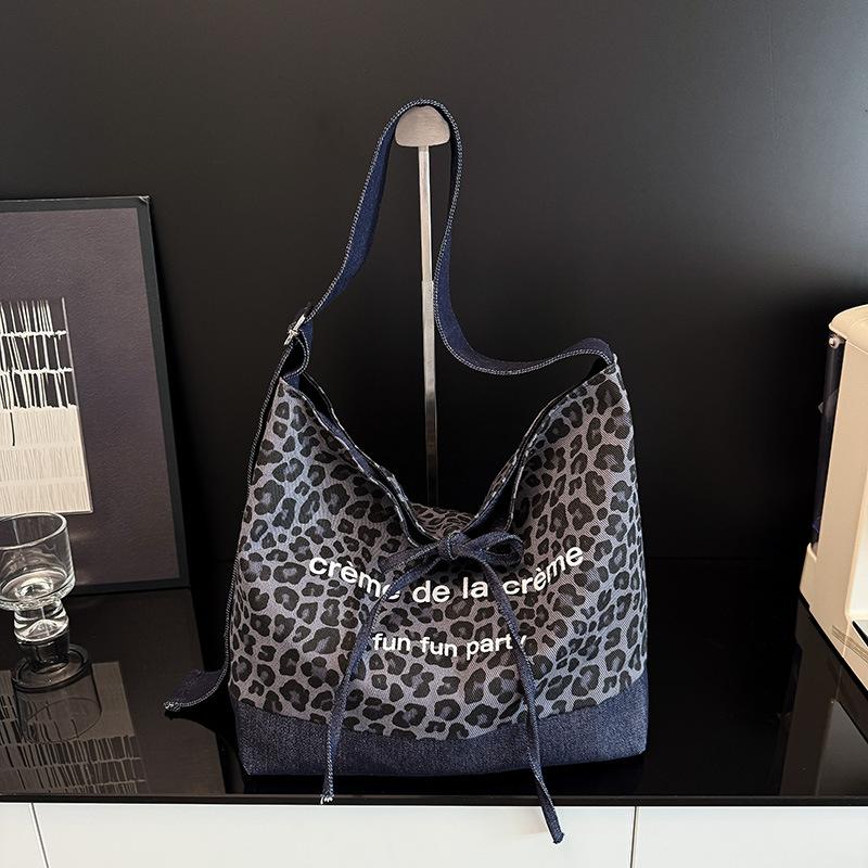 

Autumn and winter texture fashionable leopard print women s bag 2025 winter new large-capacity women s shoulder bag casual versatile tote bag синій