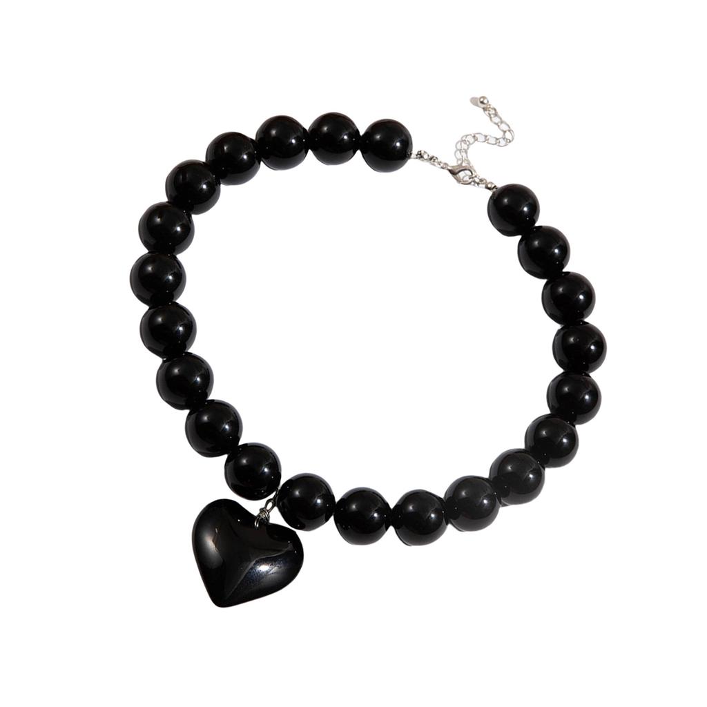 Klasický náhrdelník s přívěskem ve tvaru srdce, dokonalý pro každodenní nošení a speciální příležitosti, jako jsou rande nebo večírky.