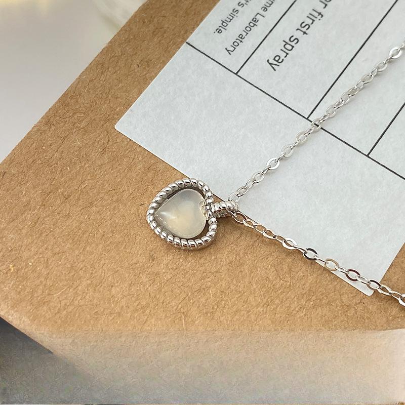 Colar Amor Calcedônia Branca Corrente Clavícula Coração Torcido Doce e Simples Presente Dia dos Namorados