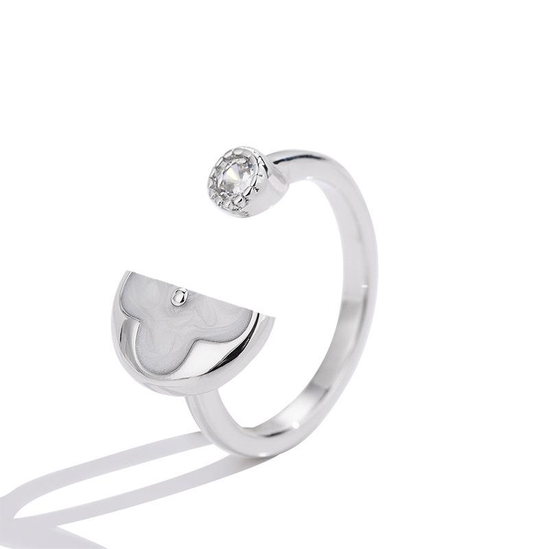 Donkey's Gold-Plated Mother-of-Pearl Clover Ring: Women's Luxury Fashion Statement