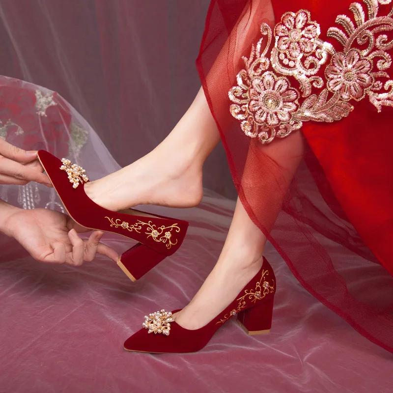 

Мода Весна и Осень Новые Женские Свадебные Туфли на Высоком Каблуке Красные Жемчужные Заостренные С Неглубоким Вырезом Толстый Каблук Свадебный Банкет Туфли-Лодочки на Высоком Каблуке 40