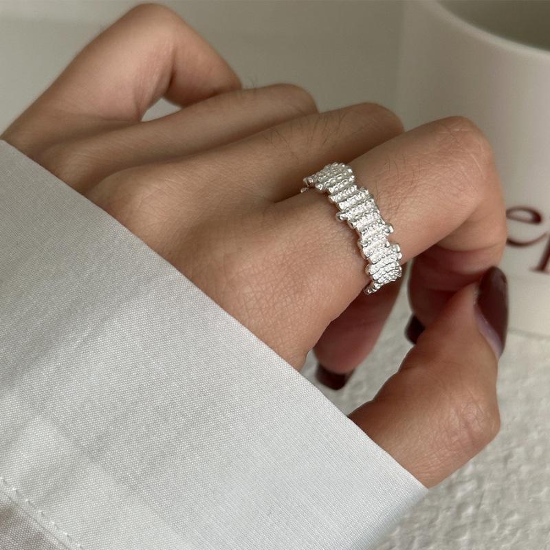 Copper Crafted Beautifully Ring With Unique Geometric And Pleated Features For Women Fashionable