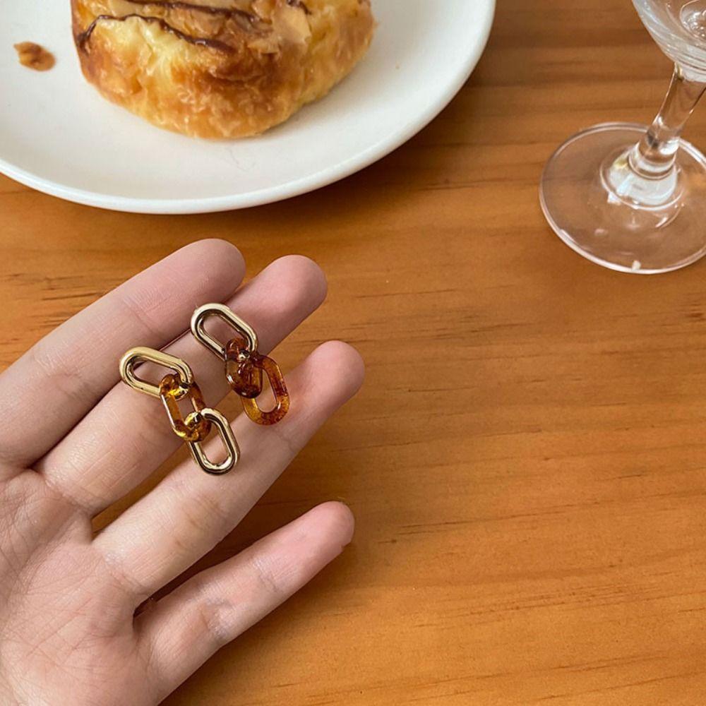 

Подвеска, сращивание янтарных шпилек, висячие цепочки, серьги-капли, асимметричные серьги-гвоздики, вечерние серьги