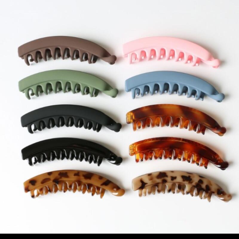 

10 types of banana hair clips 5. Glossy Black