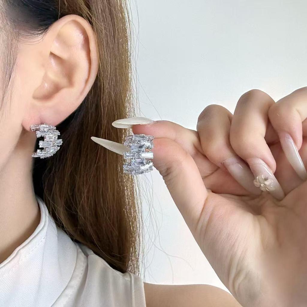 Elegant Irregular Copper Zircon C-Shaped Stud Earrings: Fashionable & Luxurious Women's Accessories