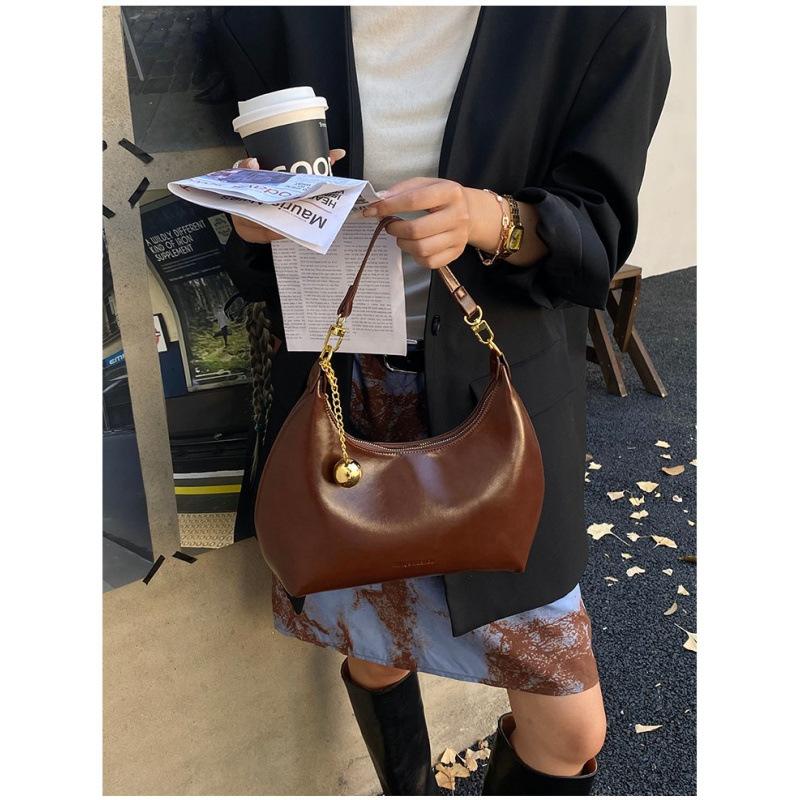 

Red underarm crescent moon bag women s 2025 new autumn and winter light luxury niche high-end messenger wedding bag female bride One size коричневий