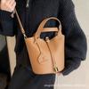 Retro Portable Bucket Bag Women's 2025 New Fashion Versatile Messenger Bag Popular Single Shoulder Commuter Bag