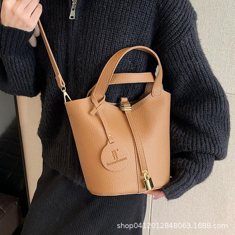 Retro Portable Bucket Bag Women's 2025 New Fashion Versatile Messenger Bag Popular Single Shoulder Commuter Bag