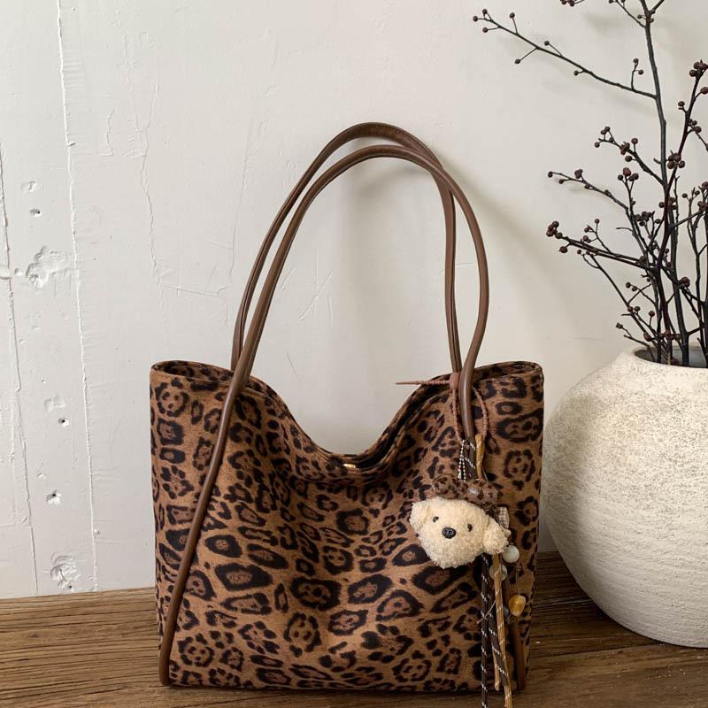 Casual retro matte bag women's 2025 new commuter versatile shoulder bag fashionable large-capacity portable tote bag