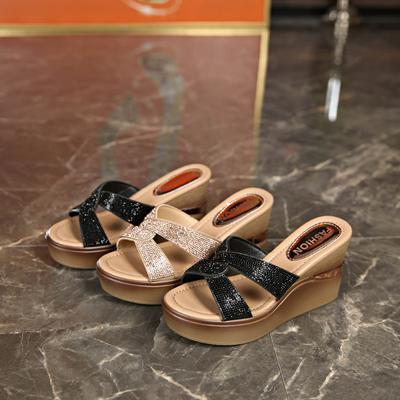 Kleine, dicksohlige, erhöhte Strass-Cool-Slipper für Damen-Sommerbekleidung 2025, neue, modische, vielseitige Ein-Wort-Muffin-Slipper