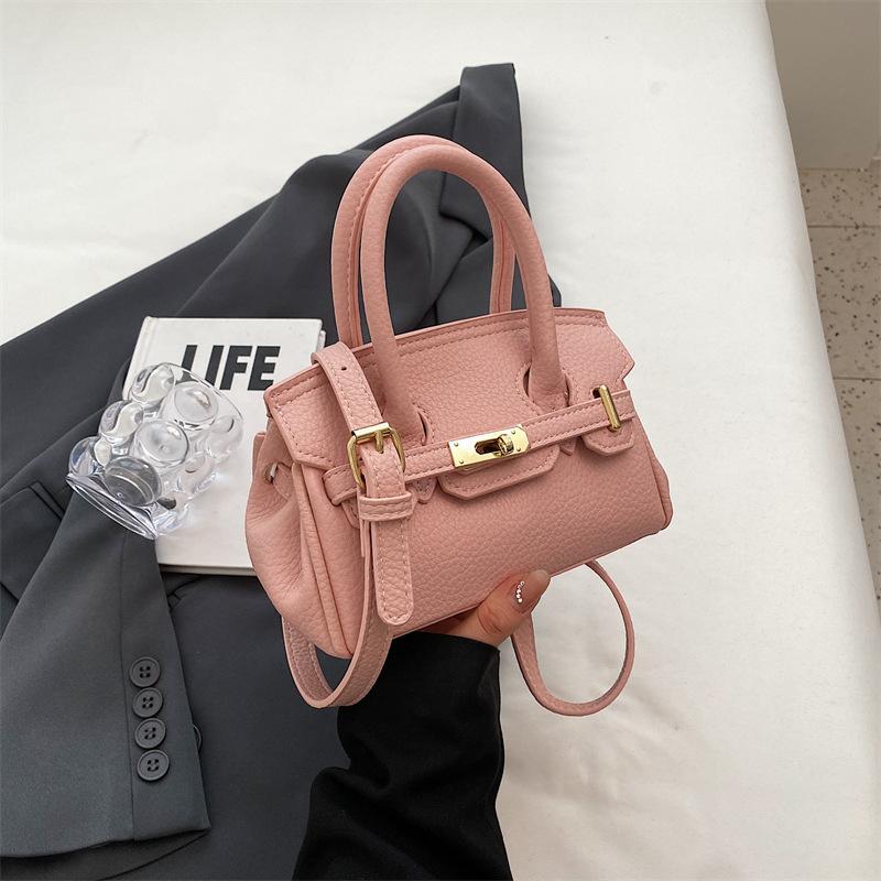 

Модная портативная сумка большой вместимости женская 2025 новая простая текстура высокая ценность нишевая сумка-тоут сумка-мессенджер