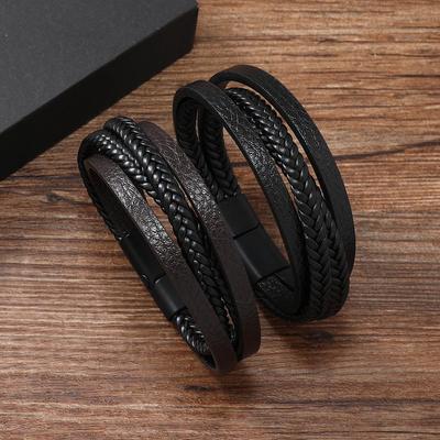 Unisex-Lederarmband für Herren mit Magnetverschluss – mehrschichtiges geflochtenes Design aus schwarz plattierter Legierung.