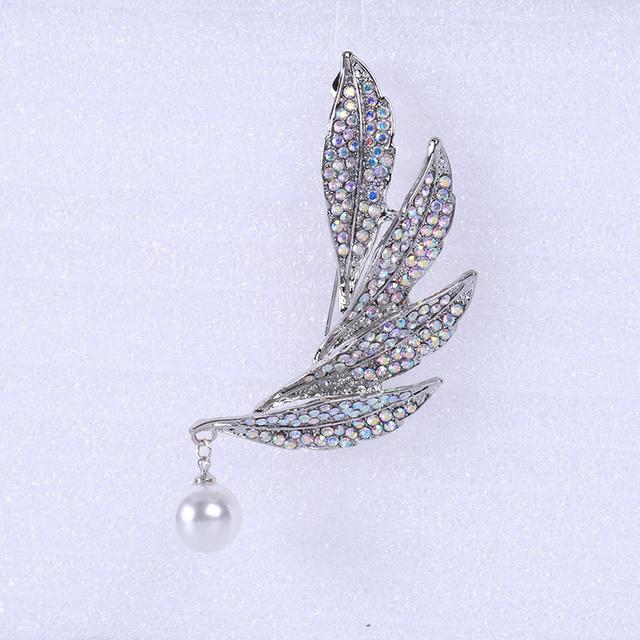Creative Design Personality Swan Feather Pin Brooch Pearl Corsage Temperament Cardigan Coat Women 'S Anti Lighting PinPersonality Jewelry
