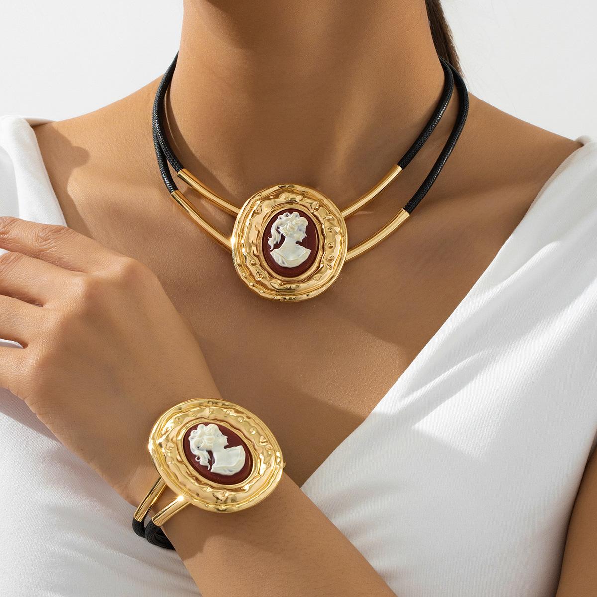 

Модные украшения для женщин оранжевый