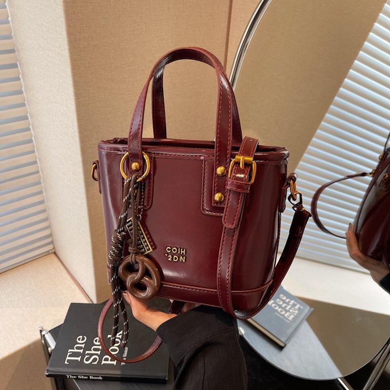 Retro handbag bag women's autumn and winter 2025 new high-end texture niche fashion versatile popular messenger bucket bag