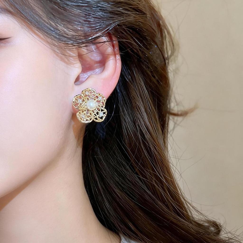 18K Gold-Plated Zircon Flower Pearl Ear Cuff - Elegant and Stylish Light Luxury Earrings