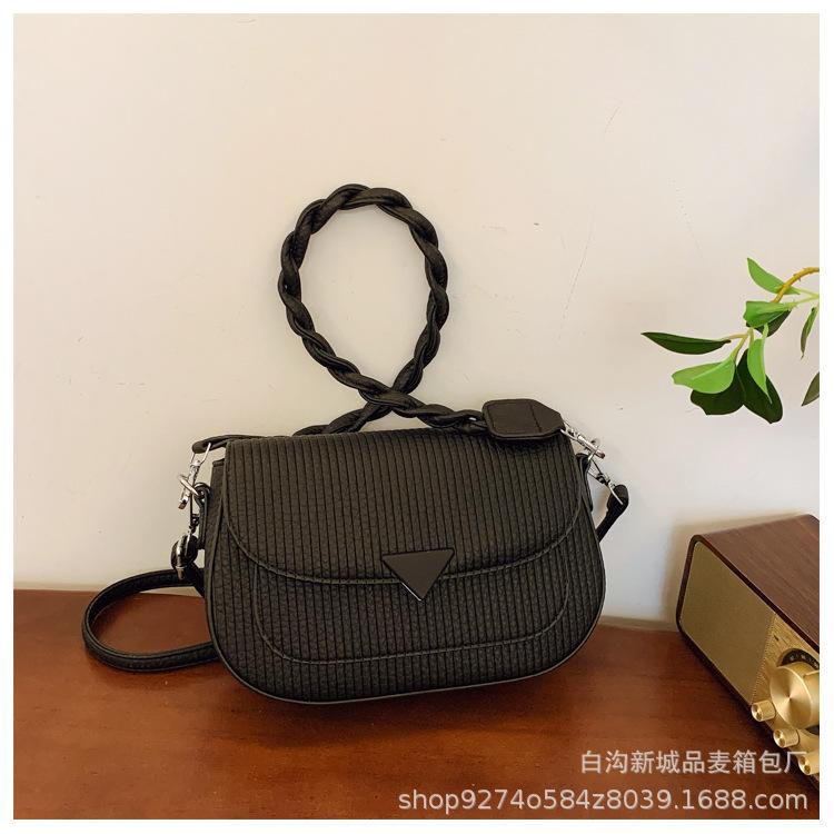 

Niche design portable saddle bag women s 2025 new Korean version retro commuter messenger bag fashion shoulder bag tide