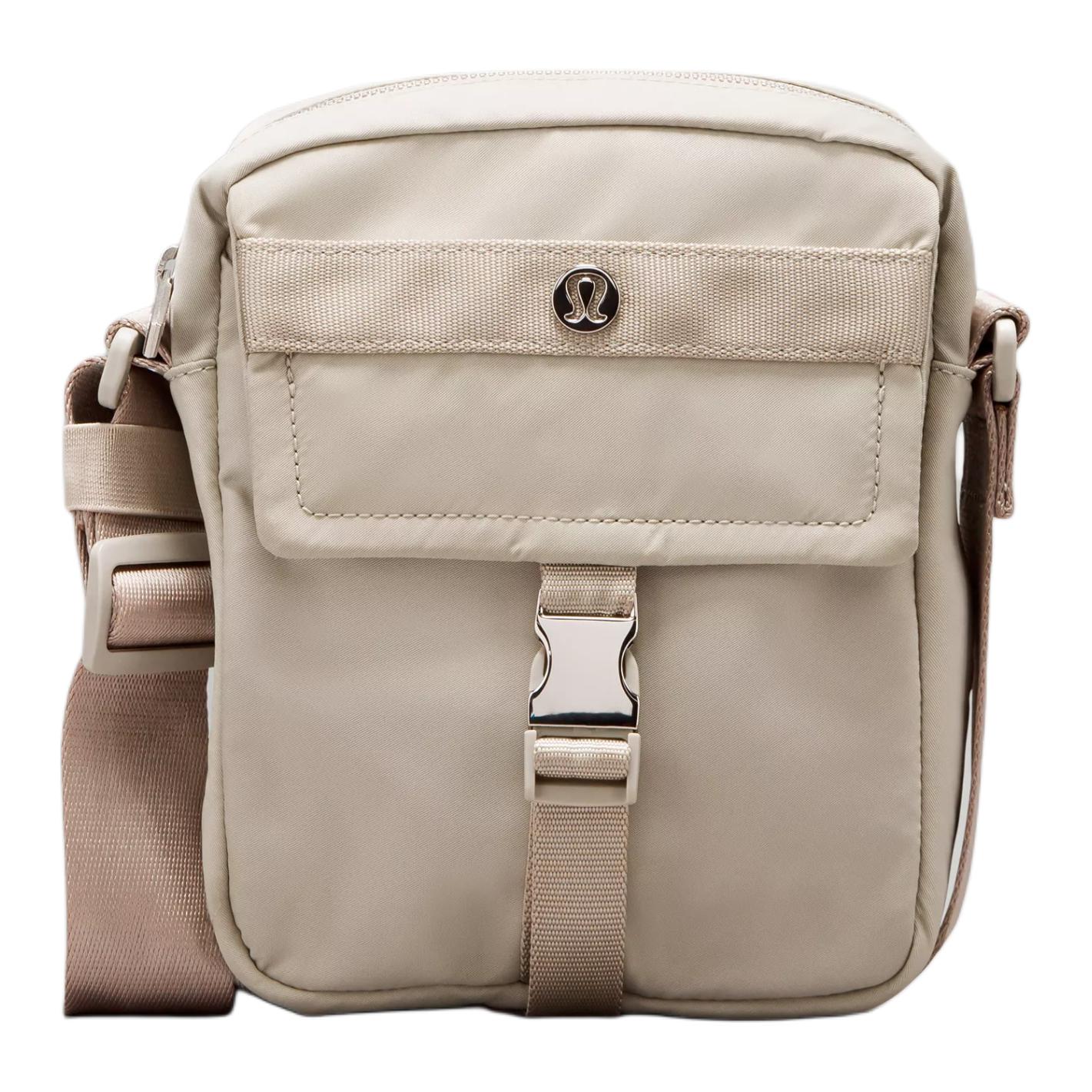 

Lululemon 2L Wunderlust Brand Logo External Buckle Zipper Closure Recycled Polyester Nylon Shoulder Crossbody Bag Unisex bags Linen LU9BTVS-048432 Raw Linen Color
