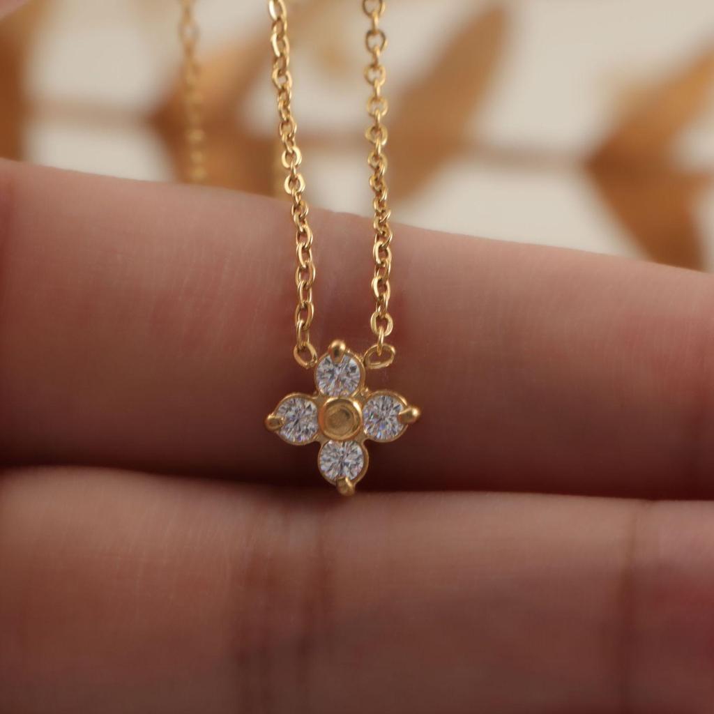 Gold-Plated Titanium Steel Flower Necklace with Inlaid Diamond and Clover Pendant - Non-Fading Luxury Clavicle Chain