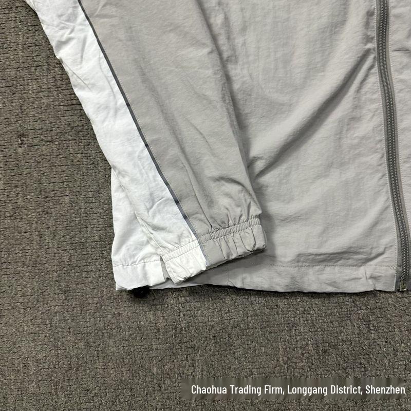 Corteiz Devil's Island Patchwork Windbreaker Softshell Kapuzenjacke für Damen & Herren - Trendiger Bergsteiger-Mantel.