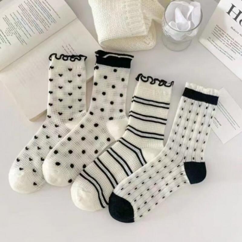 A set of 4 dotted see-through socks with a girlish feel.