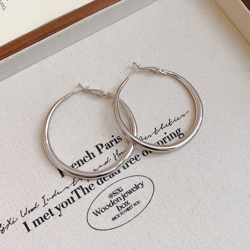 Fashion geometric round earrings French simple metal plain earrings temperament advanced sense light luxury earrings women