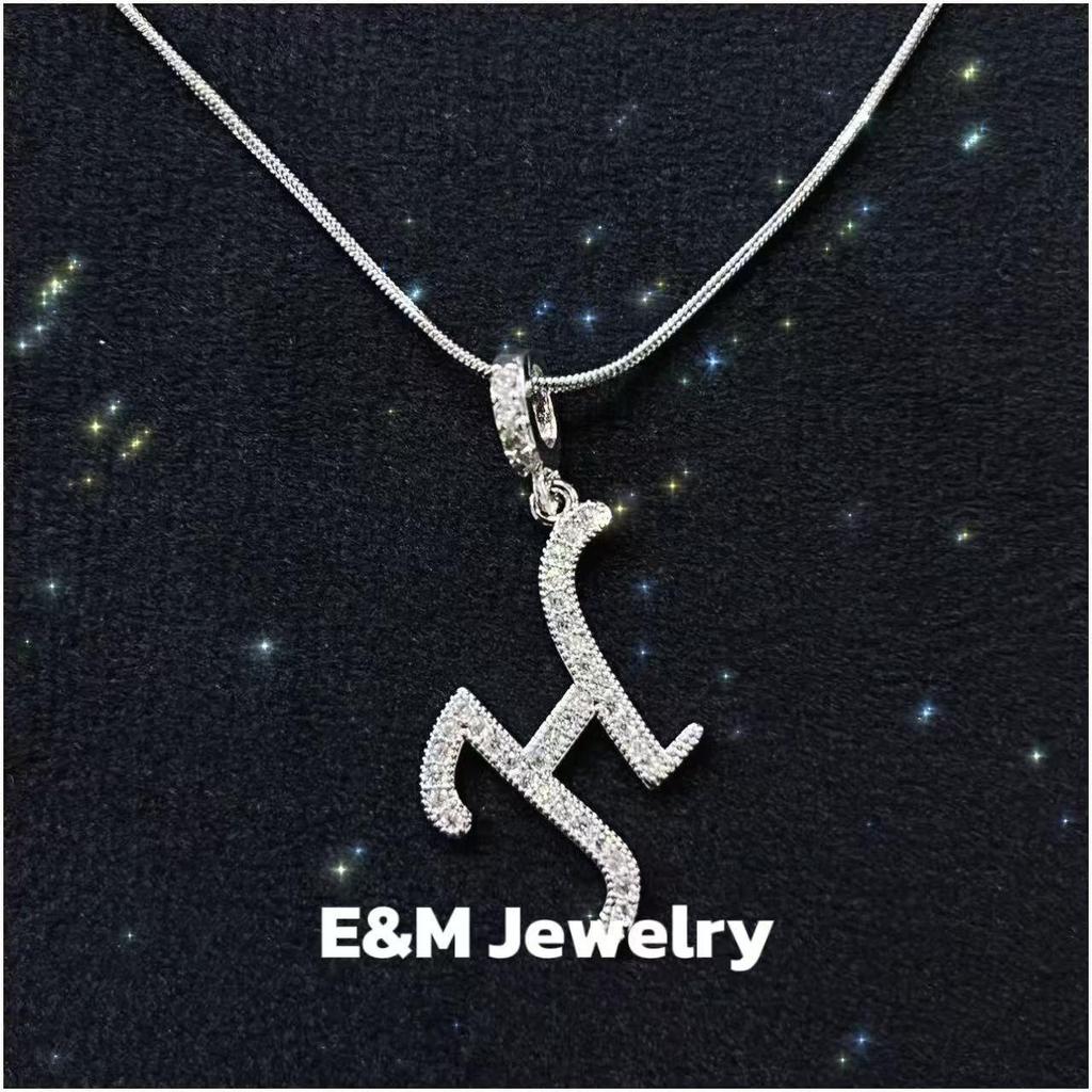 Königliches Hof-Halsband inspiriert von Mean Girls - Set mit Anhängern: Kreuz, Krone & römische Ziffern, vollständig besetzt mit Zirkonia - Luxuriöser, vergoldeter Kupfer-Choker für Damen