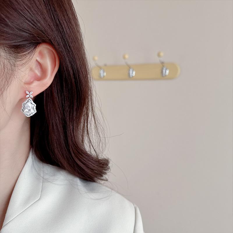 Women's Light Luxury Design Elegant Water Droplet Inlaid Zircon Earrings Fashionable And Versatile Niche Design Earrings