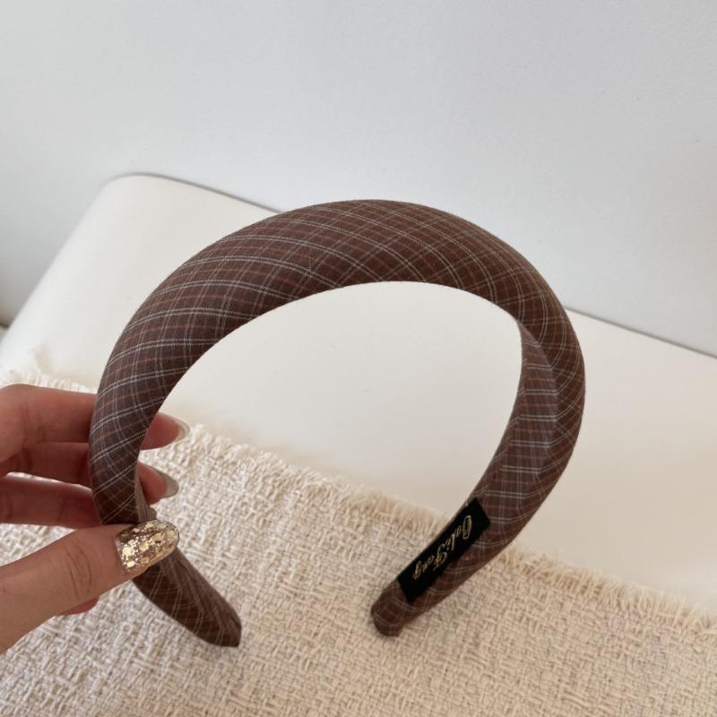 Retro and Simple Hairband with A Girl School-style Appearance. A High-crowned Sponge Hairpin with A Fine Headband for Styling The Hair.