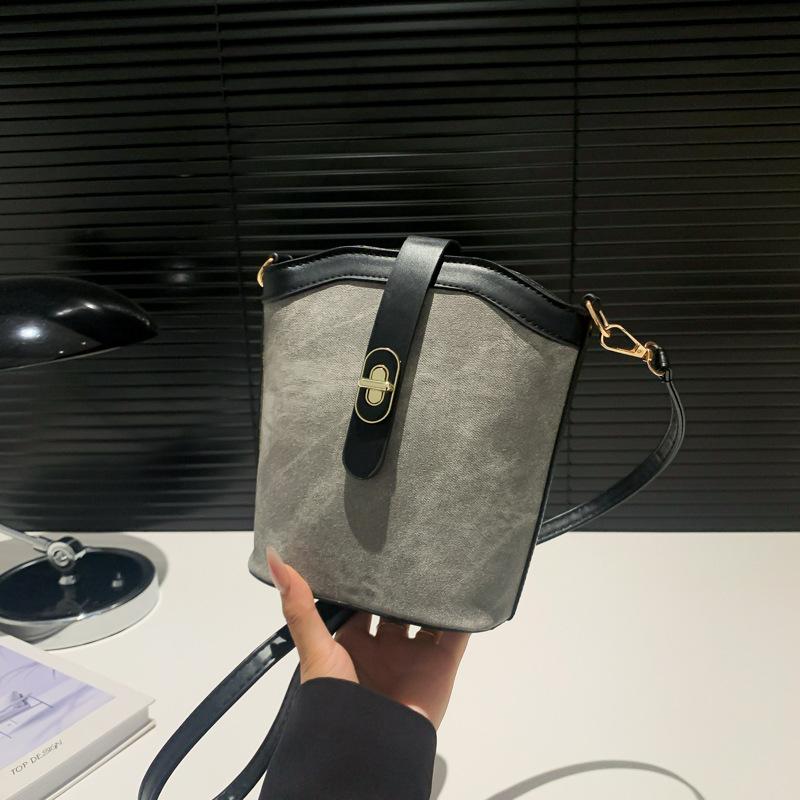 Retro Niche Bag Women's Bag 2025 New Popular Aesthetic Summer Texture Messenger Bag Fashionable Shoulder Bucket Bag
