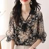 Elegante en modieuze bloemenchiffon blouse voor dames van middelbare leeftijd in de lente
