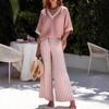 Completo da Donna Rosa con Scollo a V, Manica Corta e Pantaloni a Gamba Larga a Strisce