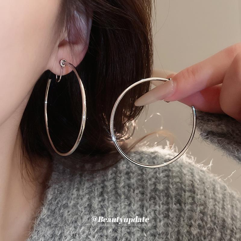 Round plain ring earclips, niche cold wind, personalized earrings, temperament earrings, light luxury