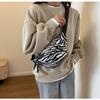 Dámská crossbody taška na hrudník s leopardím potiskem 2024 – Stylový korejský design, všestranná pro nošení v pase nebo přes rameno