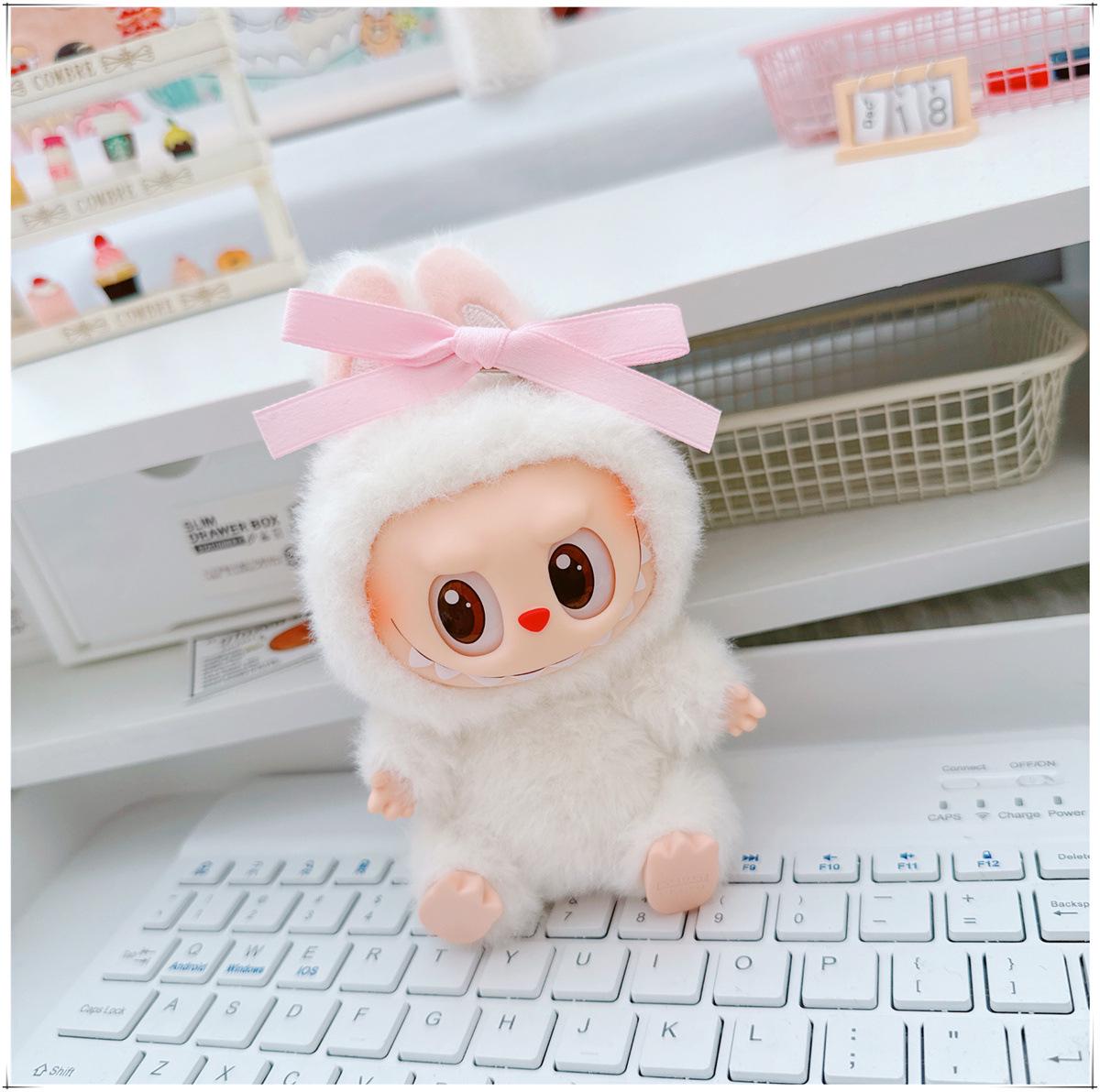 

Набор одежды и аксессуаров для кукол Лабубу первого, второго и третьего поколения: Включает одежду для кукол 17 см и 10 см, сумку через плечо и заколку для волос. Small