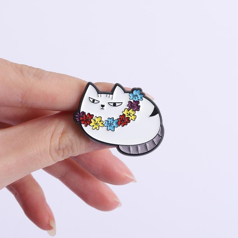 Fette Katzen Emaille-Pins Niedliche Cartoon Kätzchen Broschen Reversabzeichen Abendkleid Hawaii Kranz Schmuck Geschenk für Freunde