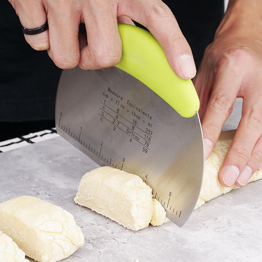1 Stück Mehrfarbiges Schneidemesser aus Edelstahl mit Skala Mehlteig-Schneidemesser Silikongriff Schneidemesser Backwerkzeuge