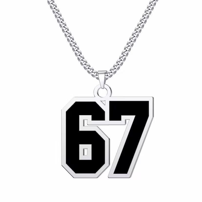 Collar con Colgante de Cruz 67 en Acero Inoxidable y Titanio con Números Árabes - Ideal para Aficionados al Béisbol, Fútbol y Rugby
