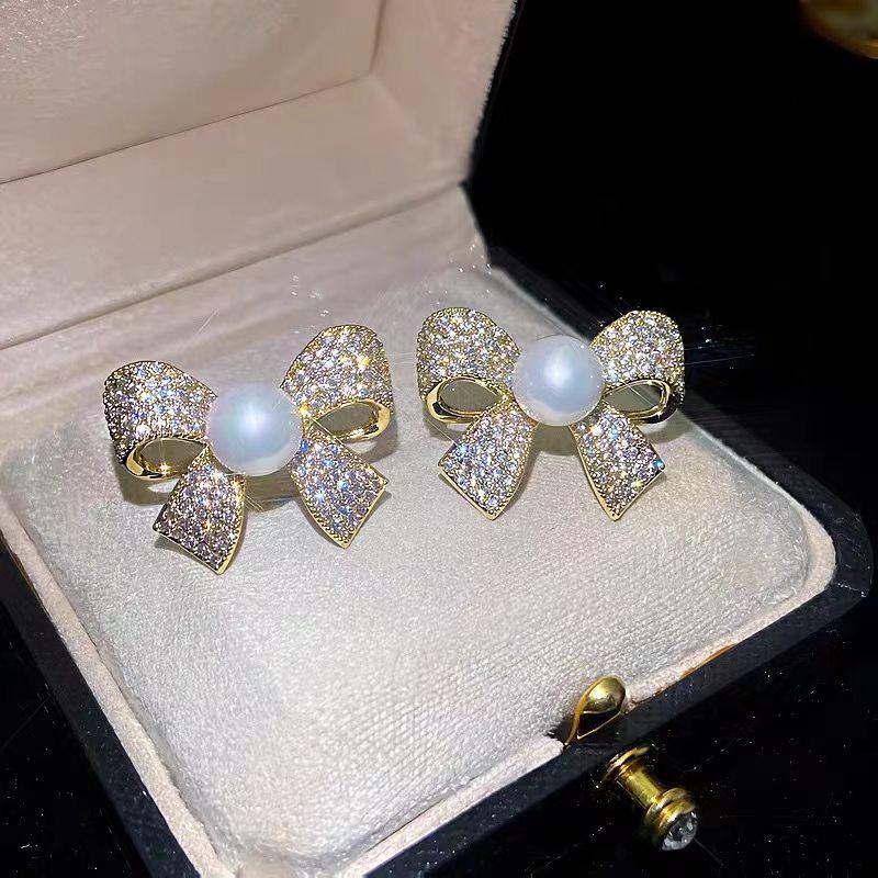 Fashion and elegance, atmospheric bow pearl earrings, women's design sense, versatile, exquisite stud earrings, sweet temperament, ear jewelry