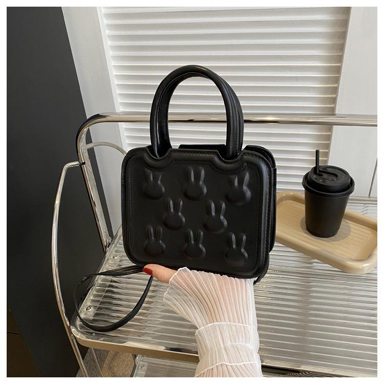

Niche cute girl heart small bag female 2024 spring and summer new simple and versatile cute rabbit small square bag messenger bag чорний