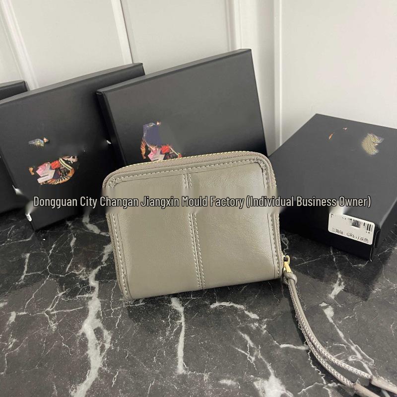 Portfel damski inspirowany Pradą 2025: Modny, uniwersalny design z wieloma gniazdami na karty i miejscem na dokumenty.