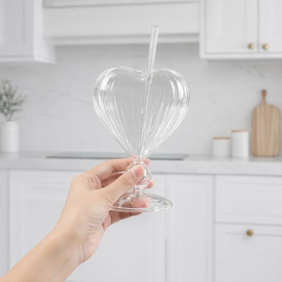 Kreativer herzförmiger Kelch mit Strohhalm, Personalisierter Glas-Wein-Saftbecher, Herzförmiges Stielglas für Champagner Martini, Hochzeitsgeschenk