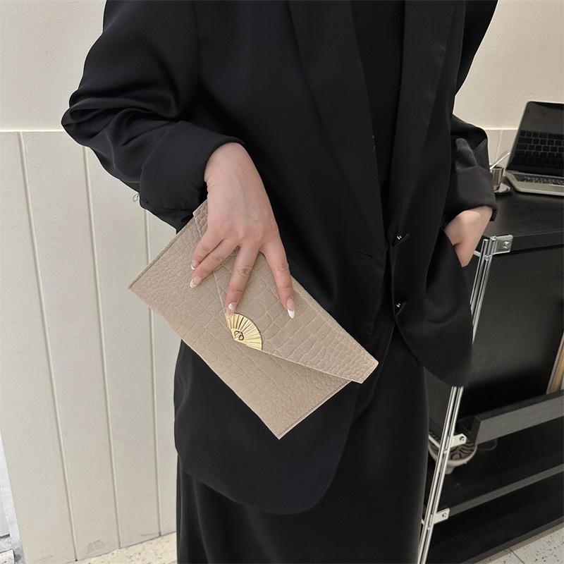 Retro Handheld Chic Clutch Purse Versatile Envelope Bag For Women With Soft Felt Material And Magnetic Closure