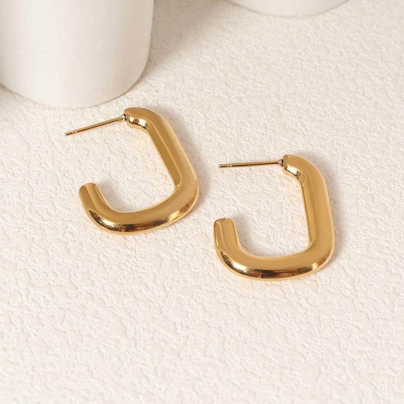 

Те же самые серьги-кольца из титановой стали с золотым блеском от блогеров INS — холодные и неувядающие геометрические серьги