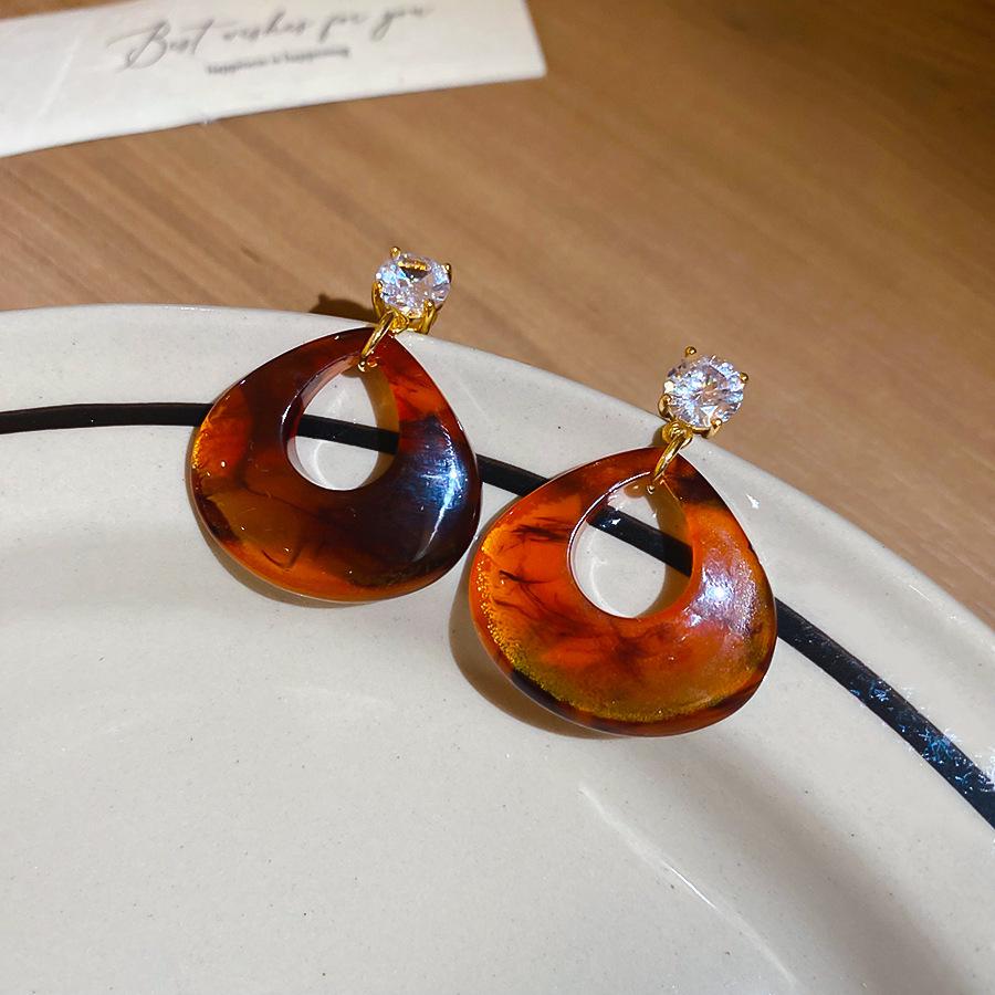 Серьги-пусеты Maillard Silver Needle: Геометрические неровные серьги-пусеты из смолы для женщин