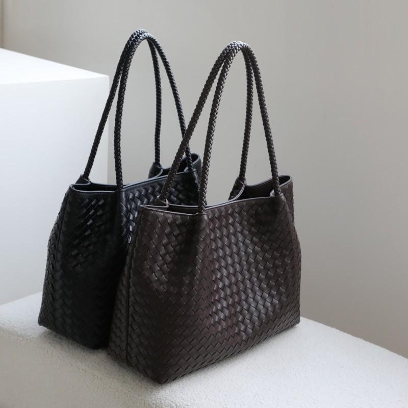 Handgewebte Leder-Tragetasche Damen Mittlere Größe Crossbody oder Unterarm-Stil Weiches Echtes Rindsleder Minimalistisches Schickes Design