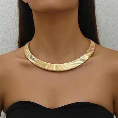 Náhrdelník je široký, elegantní, personalizovaný, špičkový, punkový a lehký luxus pro ženy.