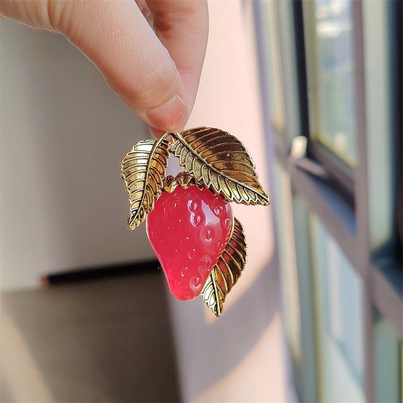Creative Jelly Resin Strawberry Brooch Sweet Fruit Brooch Ladies Coat Jacket Accessory Pin