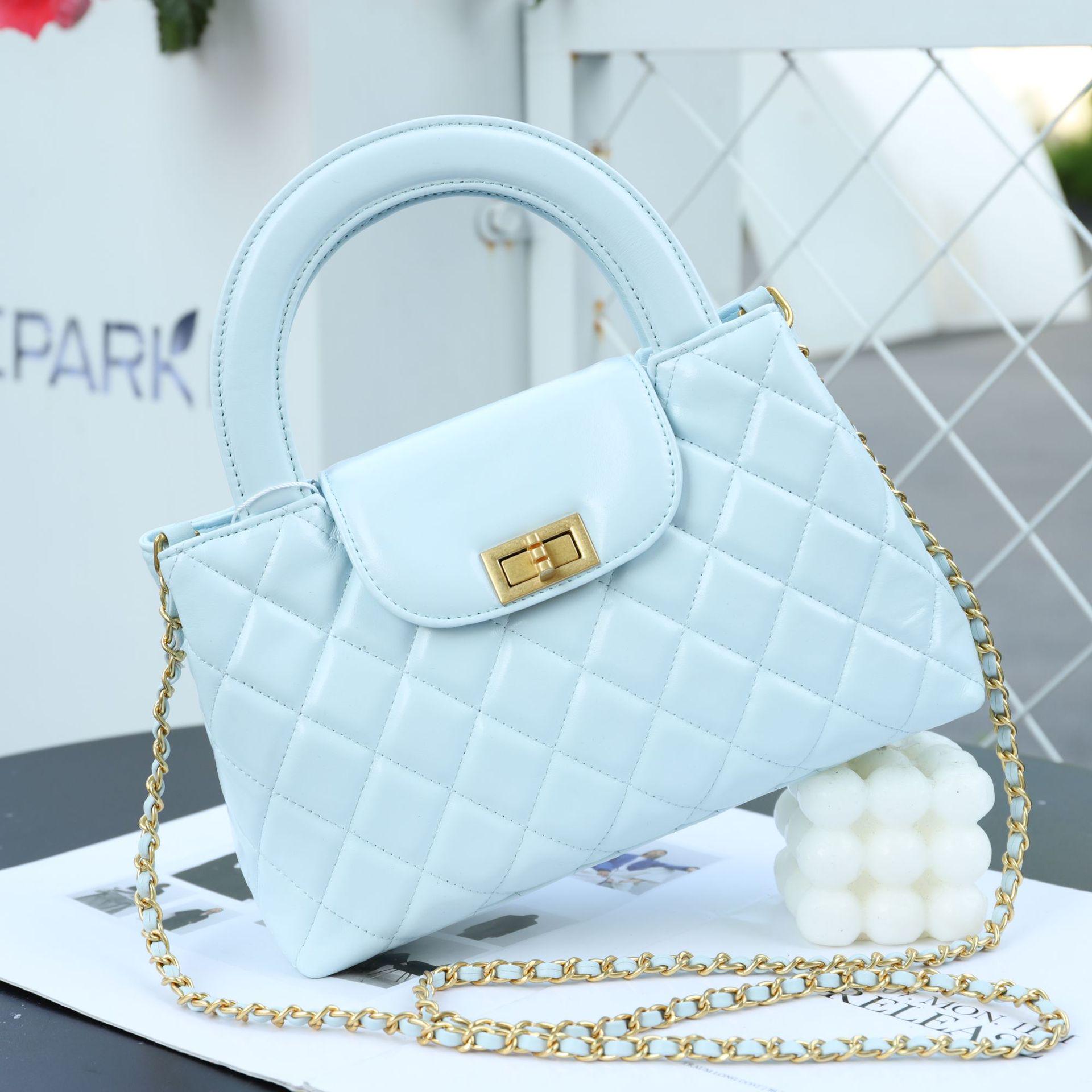 

Женские сумки 2025 года с цепочкой из телячьей кожи и бриллиантами — маленькие квадратные сумки-мессенджеры 24cm Length x 8cm Width x 15cm Height