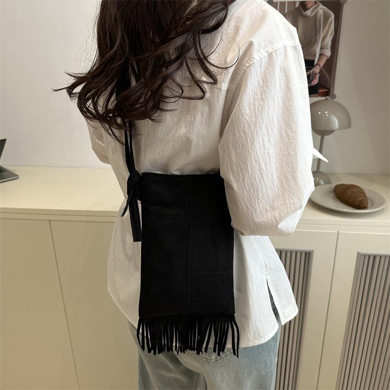 Niche design new women's bags spring and summer retro simple trend fringed single shoulder messenger bag vertical mobile phone bag